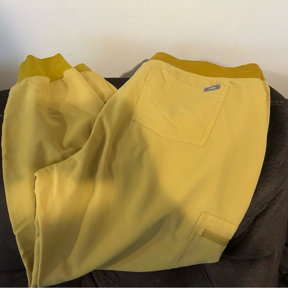 Yellow Figs scrub joggers. XL petite